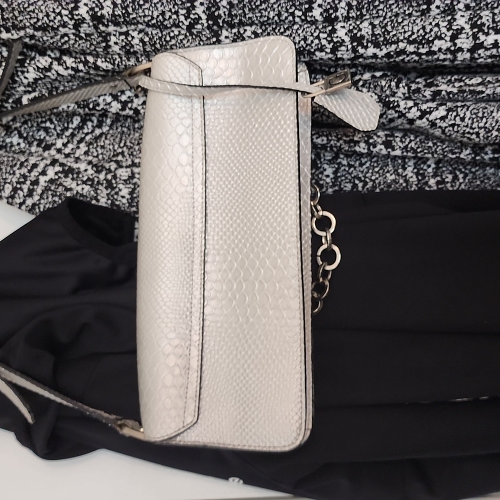 GUESS HAND BAG/ CLUTCH - Picture 2 of 4